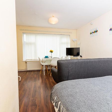 Studio In Stretford With Great Transport Links Apartamento Manchester Exterior foto